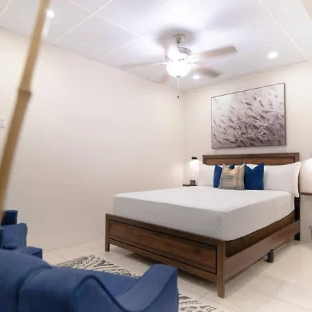 The Sanctuary: Studio Near Airport With Fire Place